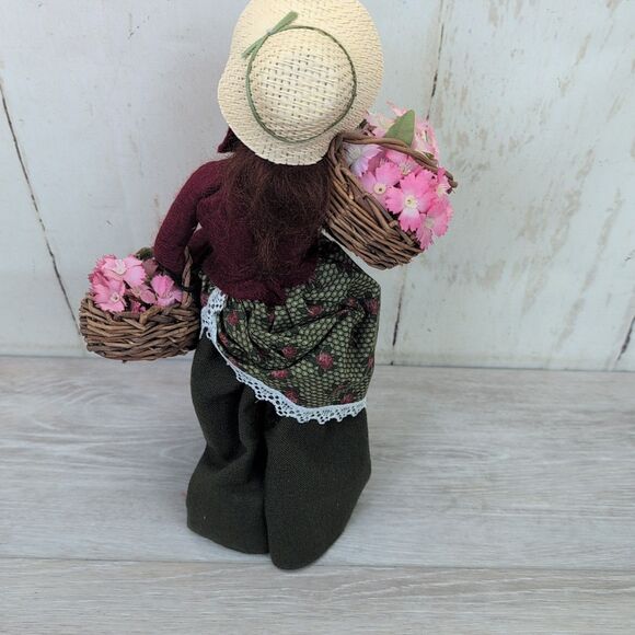 Byers’ Choice Caroler Woman Flower Vendor w/Baskets Cries of London 1994 - Picture 4 of 6